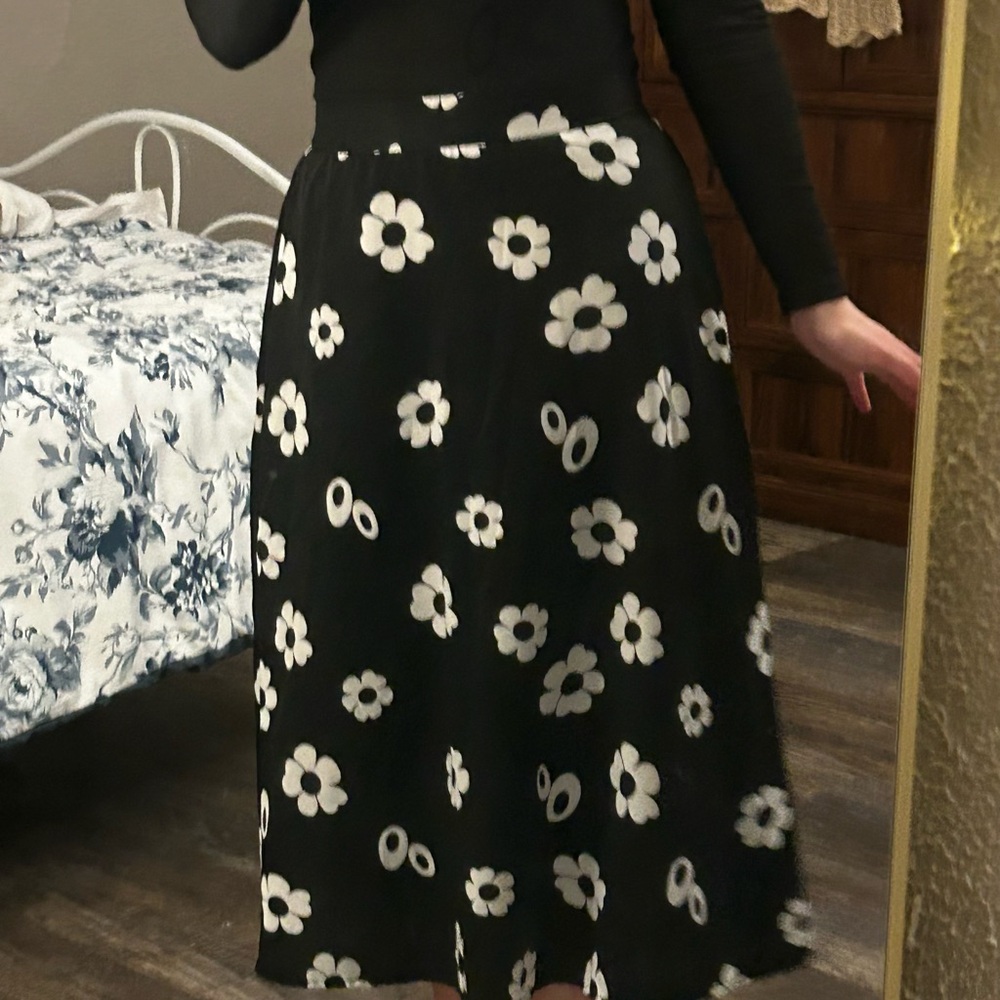 Chic Black and White Floral Midi Skirt